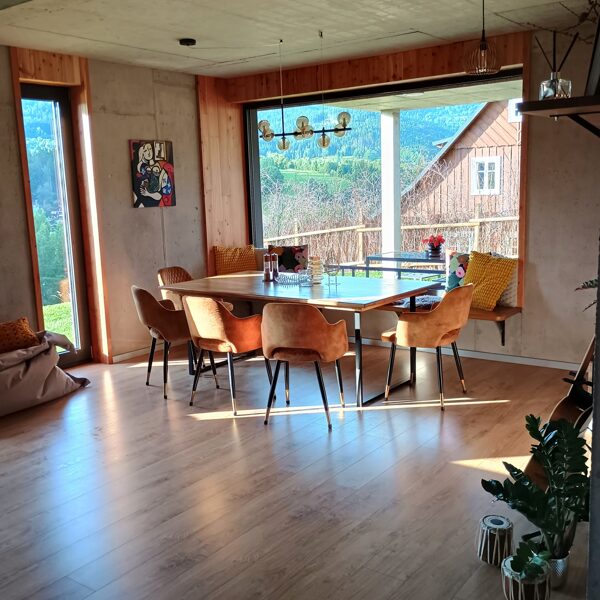 Jídelní stůl s panoramatickým oknem 