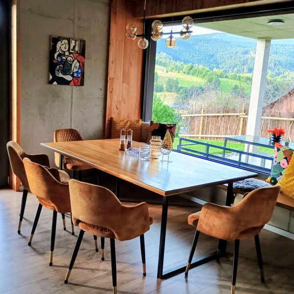 Jídelní stůl s panoramatickým oknem