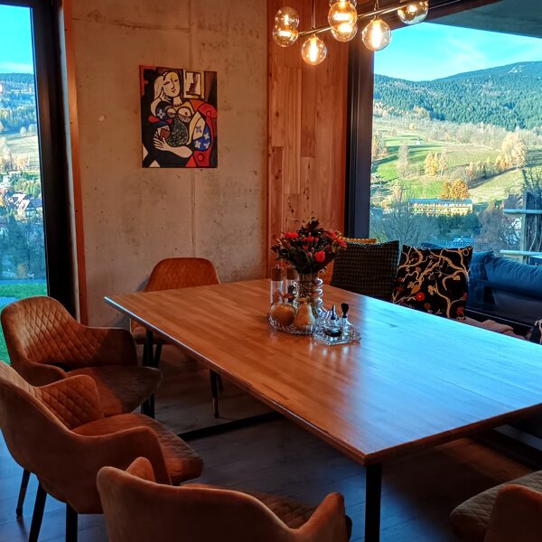 Jídelní stůl s panoramatickým oknem 