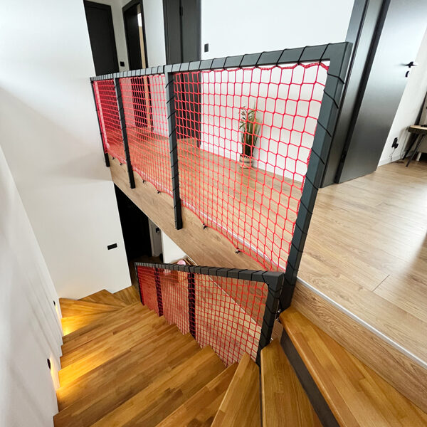 schody do części mieszkalnej