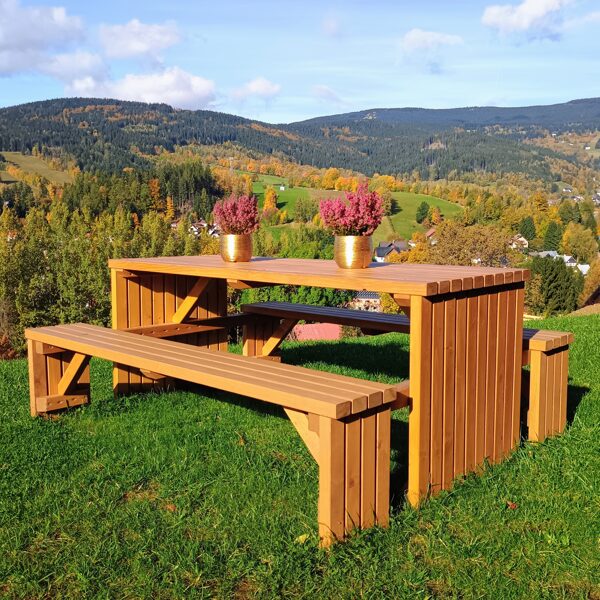 miejsca do siedzenia na zewnątrz z widokiem na góry