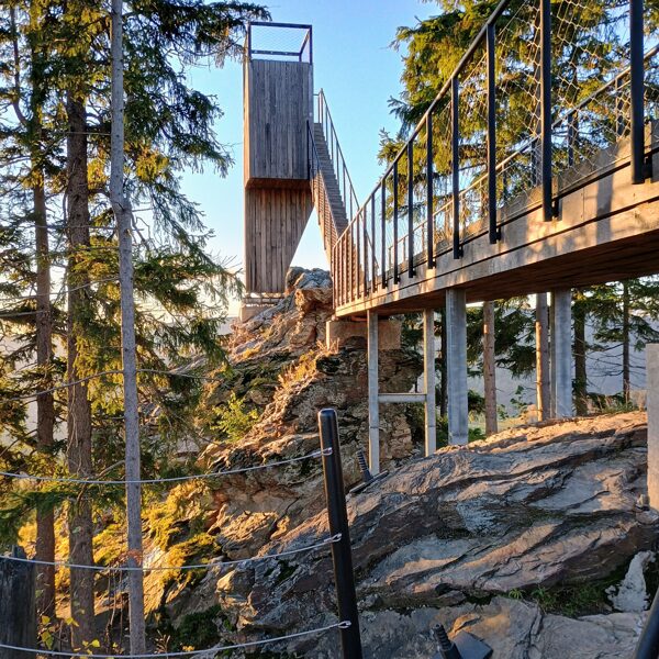 W pobliżu znajduje się punkt widokowy Horník