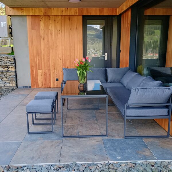 Überdachte Terrasse mit Sitzgelegenheit