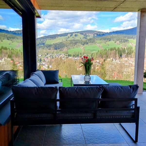 Blick von der überdachten Terrasse