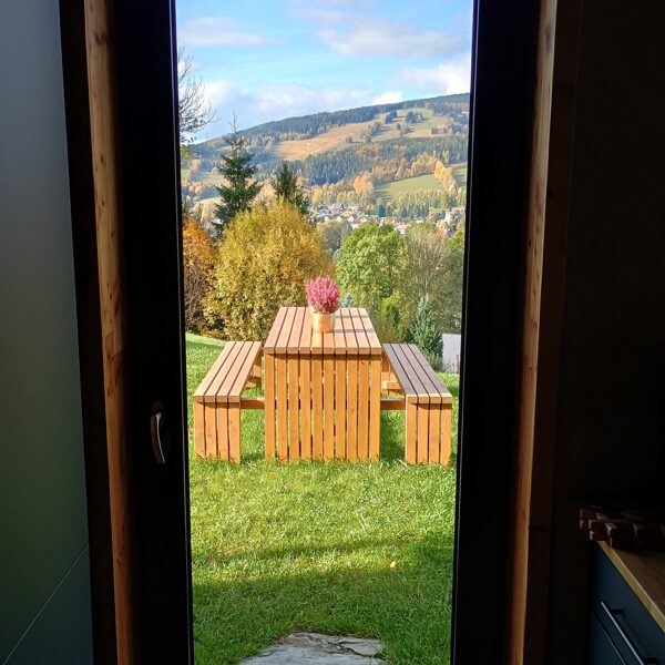 Blick von der Küche zum Außensitzplatz