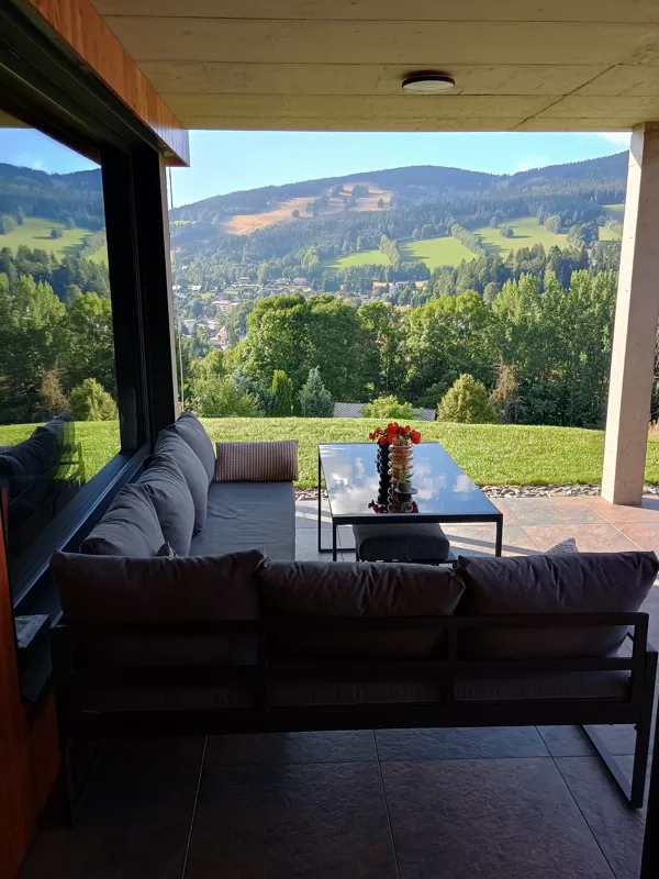 Blick von der überdachten Terrasse