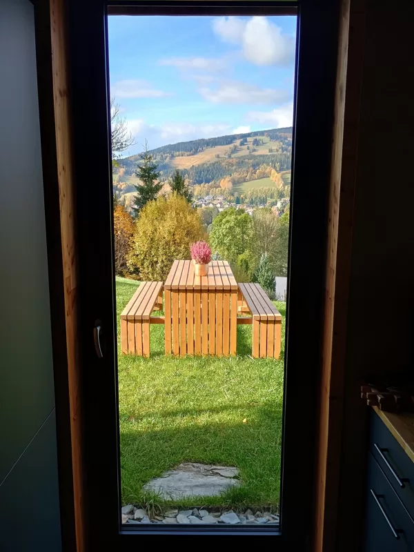 Blick von der Küche zum Außensitzplatz
